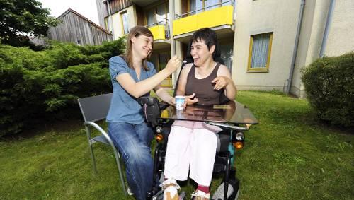 „Der Job macht mir Spaß“ sagt Lena Klink (22) und gibt ihrem Schützling gut gelaunt noch einen Löffel voll Eis. „Der Job macht mir Spaß“ sagt Lena Klink (22) und gibt ihrem Schützling gut gelaunt noch einen Löffel voll Eis.
