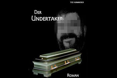 Sorgt für Ärger: Der angebliche Tatsachenroman mit Bild des Angeklagten.