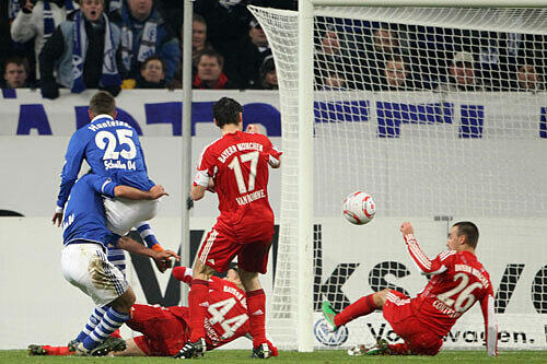 Die Bayern am Boden: Die Münchner verloren gegen Schalke 0:2.