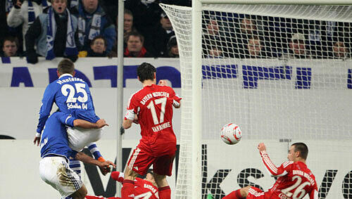 Die Bayern am Boden: Die Münchner verloren gegen Schalke 0:2. Die Bayern am Boden: Die Münchner verloren gegen Schalke 0:2.