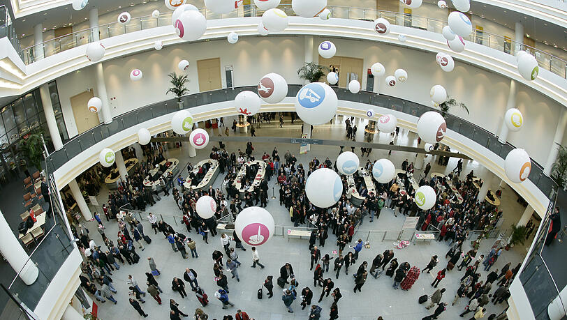 Hochbetrieb im Service-Center Ost im Nürnberger Messezentrum: Zur Spielwarenmesse kamen mehr Besucher als im Vorjahr. Hochbetrieb im Service-Center Ost im Nürnberger Messezentrum: Zur Spielwarenmesse kamen mehr Besucher als im Vorjahr.