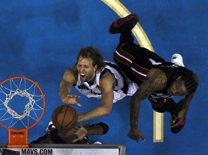 Dirk Nowitzki führt seine Dallas Mavericks zum dritten Sieg in der Best-of-Seven Serie. Die Mavs führen damit mit 3:2 gegen die Miami Heat.