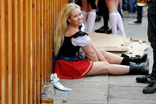 Na immerhin ist diese blonde Schönheit noch ansprechbar. Man muss die müden Knochen ja auch mal ausruhen und wenn&#039;s inmitten der Müllberge ist.