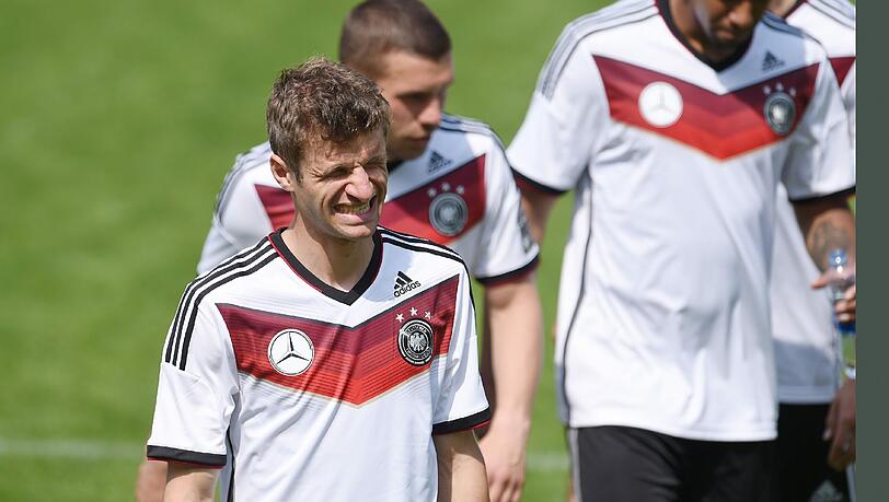 Thomas Müller: 90%. Bester DFB-Akteur beim 2:2 gegen Kamerun. Laufstark, bissig, torgefährlich (erzielte sein 17. Länderspieltor) und selbstkritisch. „Das ist wie bei mir beim Golf: Wenn ich eine Scheißrunde spiele, dann ist das auch mal gut, weil mir gezeigt wird, dass ich noch mehr tun muss.“ Schlagfertig wie eh und je. Thomas Müller: 90%. Bester DFB-Akteur beim 2:2 gegen Kamerun. Laufstark, bissig, torgefährlich (erzielte sein 17. Länderspieltor) und selbstkritisch. „Das ist wie bei mir beim Golf: Wenn ich eine Scheißrunde spiele, dann ist das auch mal gut, weil mir gezeigt wird, dass ich noch mehr tun muss.“ Schlagfertig wie eh und je.
