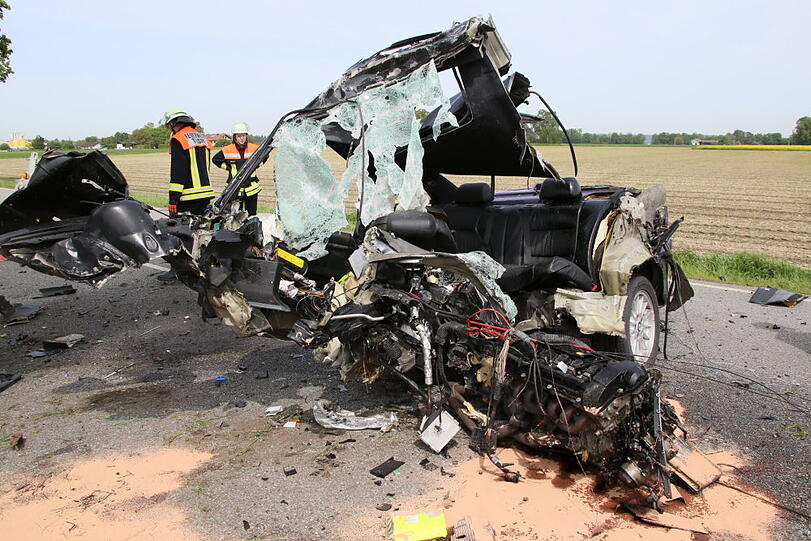 Das Auto ist vollkommen zerstört. Wieso der Fahrer mit seinem Fahrzeug gegen einen Baum prallte, ist bisher noch unklar.