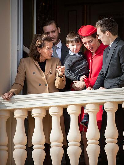 Seltener Schnappschuss einer entspannten Fürsten-Familie: Prinzessin Stéphanie von Monaco (l.), Pierre Casiraghi, Charlotte Casiraghi erstmals offiziell mit ihrem Sohn Raphaël und Stéphanies Sohn Louis Ducruet (r.).