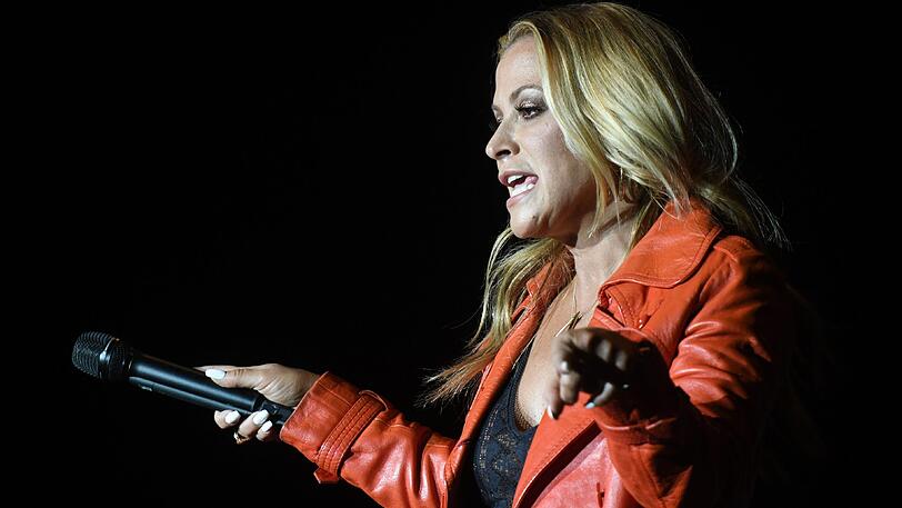 Anastacia bringt ihre Lieblingsklamotten wie Lederjacke und Jeans in die Supermärkte.
