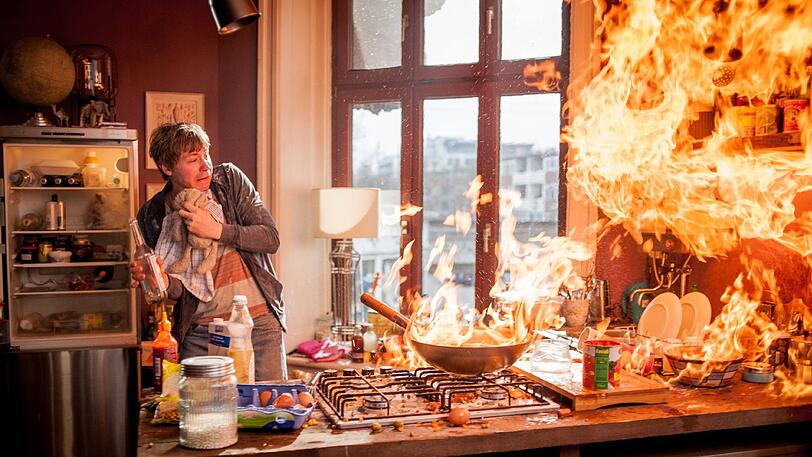 Simpel (David Kross) setzt bei dem Versuch, einem Fernsehkoch nachzueifern, Arias Küche in Brand.