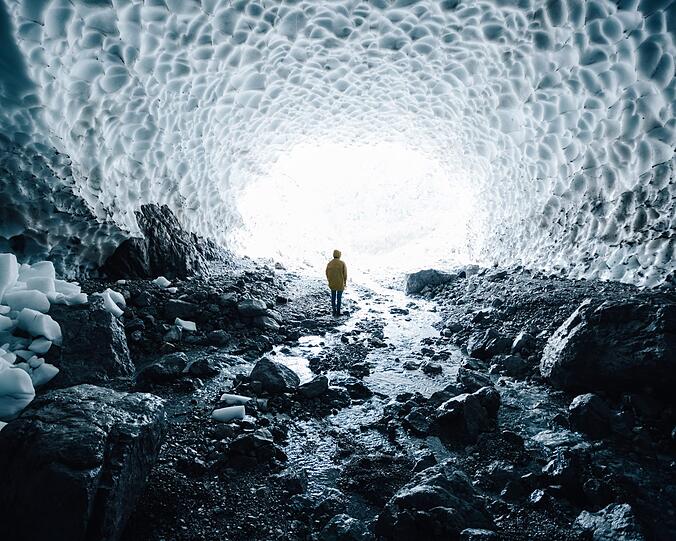 Die Eiskapelle bei Berchtesgaden. Fotografin Manuela Palmberger: "Von St. Bartholomä am Königssee wandert man in etwa einer Stunde in dieses schattige Tal zur Eiskapelle. Doch die Schönheit hier ist mit Vorsicht zu genießen. Die Wände sind komplett aus Eis. Ständig tropft es von der Decke, Eisbrocken liegen auf dem Boden verstreut."