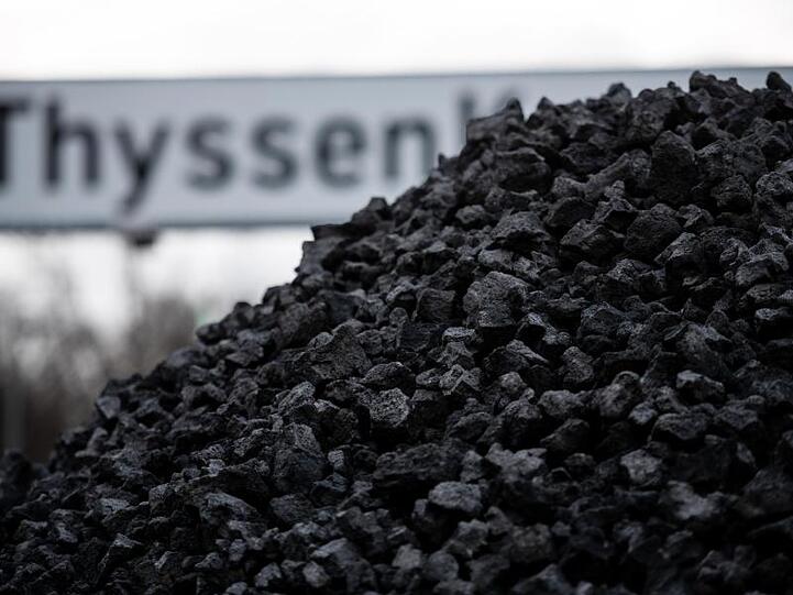 Ein Haufen Kohle vor dem Eingang zum Werk der Thyssenkrupp Steel AG abgelegt. Die Grünen suchen für eine klimafreundliche Wirtschaft den Schulterschluss mit der Industrie.