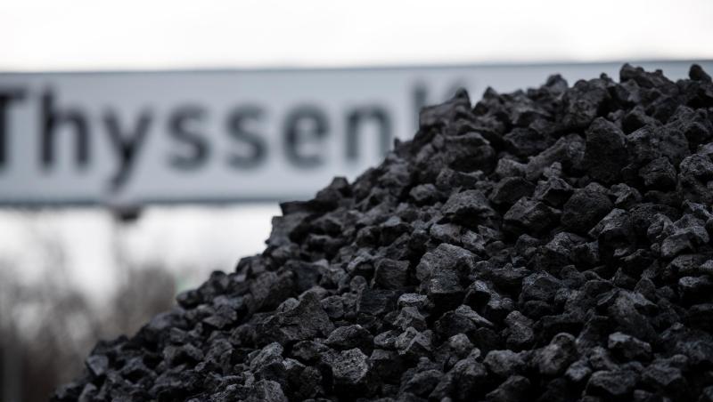 Ein Haufen Kohle vor dem Eingang zum Werk der Thyssenkrupp Steel AG abgelegt. Die Grünen suchen für eine klimafreundliche Wirtschaft den Schulterschluss mit der Industrie. Ein Haufen Kohle vor dem Eingang zum Werk der Thyssenkrupp Steel AG abgelegt. Die Grünen suchen für eine klimafreundliche Wirtschaft den Schulterschluss mit der Industrie.