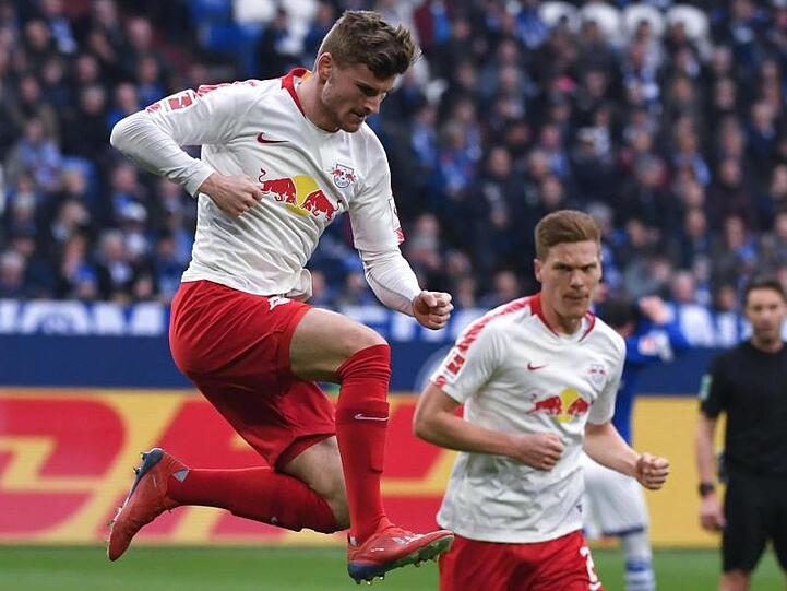 Timo Werner (l) muss sich entscheiden, ob er seinen Vertrag in Leipzig verlängert.