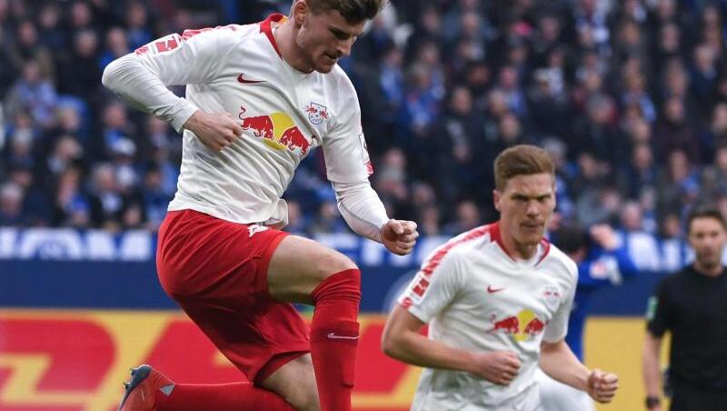 Timo Werner (l) muss sich entscheiden, ob er seinen Vertrag in Leipzig verlängert. Timo Werner (l) muss sich entscheiden, ob er seinen Vertrag in Leipzig verlängert.