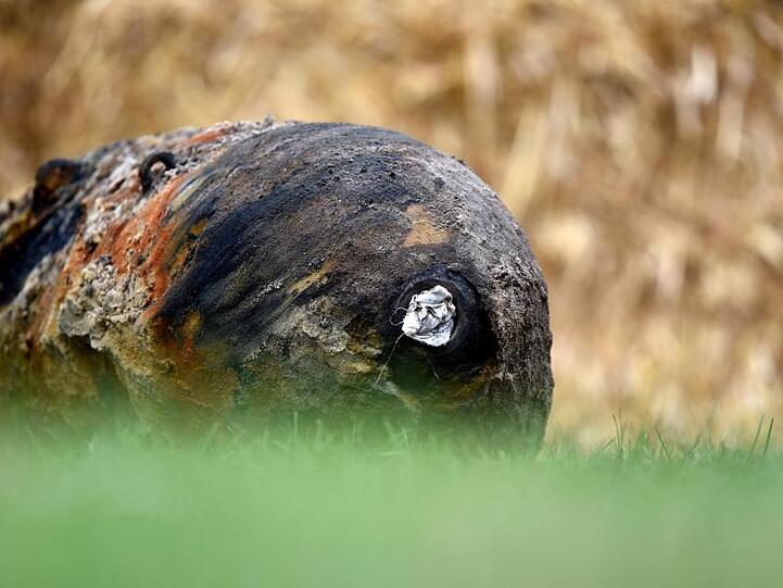 Eine entschärfte Bombe liegt an der Fundstelle. Foto: Ralf Hirschberger/dpa-Zentralbild/dpa/Illustration
