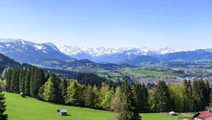 So schee scho: Die Alpenregion - hier der Ausblick auf die Allgäuer Alpen - ist bei Urlaubern beliebt. Doch können sich dadurch alle Hotels und Gaststätten über die Corona-Krise retten?