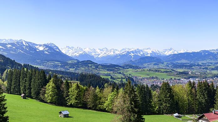 So schee scho: Die Alpenregion - hier der Ausblick auf die Allgäuer Alpen - ist bei Urlaubern beliebt. Doch können sich dadurch alle Hotels und Gaststätten über die Corona-Krise retten?