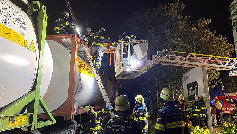 Noch nicht lange her: Tragischer Unfall im Bahnhof Trudering in München: Schwer verletzt nach Stromunfall – 19-Jähriger kletterte auf Kesselwagen und erlitt einen Stromschlag. (Archiv)