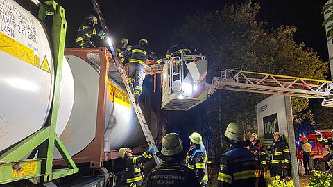 Noch nicht lange her: Tragischer Unfall im Bahnhof Trudering in München: Schwer verletzt nach Stromunfall – 19-Jähriger kletterte auf Kesselwagen und erlitt einen Stromschlag. (Archiv)