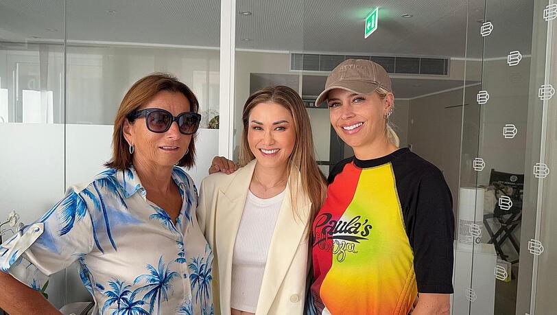 Moderatorin Verena Kerth (re.) bringt Freundin Claudia Obert (li.) mit zu Beauty-Doc Dr. Luise Berger.