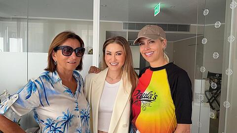 Moderatorin Verena Kerth (re.) bringt Freundin Claudia Obert (li.) mit zu Beauty-Doc Dr. Luise Berger.