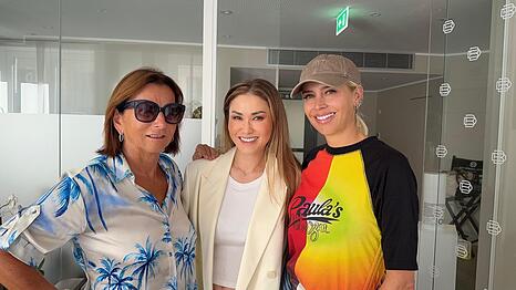 Moderatorin Verena Kerth (re.) bringt Freundin Claudia Obert (li.) mit zu Beauty-Doc Dr. Luise Berger.