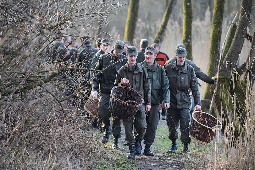 Tagelang suchten die Einsatzkräfte am Boden und von der Luft aus nach den Opfern - jetzt fanden sie die Leichen und auch das Flugzeugwrack - sehen Sie hier die Bilder...