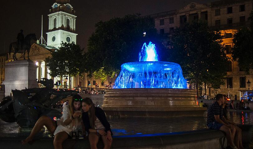 Es ist ein Junge: Brunnen und Sehenswürdigkeiten im Königreich werden blau beleuchtet.