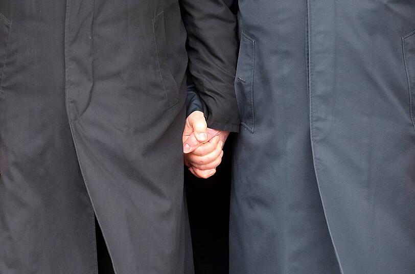 Hand in Hand: das deutsche Staatsoberhaupt Joachim Gauck (links) mit seinem griechischen Kollegen Karolos Papoulias in Lyngiades.