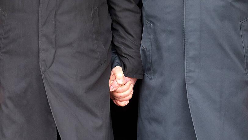 Hand in Hand: das deutsche Staatsoberhaupt Joachim Gauck (links) mit seinem griechischen Kollegen Karolos Papoulias in Lyngiades. Hand in Hand: das deutsche Staatsoberhaupt Joachim Gauck (links) mit seinem griechischen Kollegen Karolos Papoulias in Lyngiades.