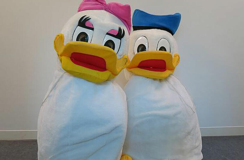 In Donald- und Daisy-Kostümen waren Bettler auf der Wiesn unterwegs.