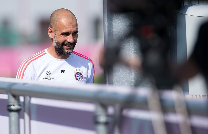 Am Dienstag müssen die Bayern im Viertelfinal-Hinspiel der Champions League gegen Benfica Lissabon ran. Die Bilder vom Bayern-Abschlusstraining an der Säbener Straße.
