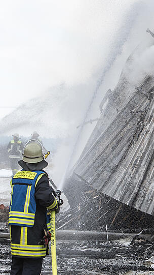 Die Feuerwehren waren stundenlang im Einsatz, um den Brand zu löschen. Der Sachschaden beträgt Schätzungen zufolge 2,5 Millionen Euro.