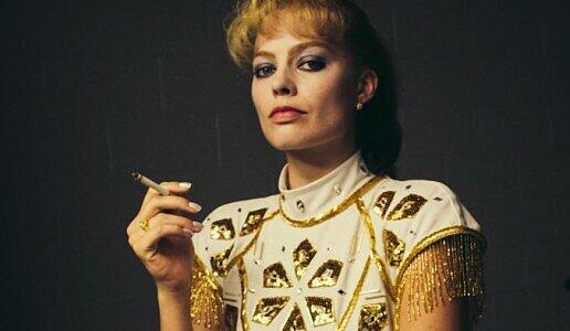Kippe in der Hand, das Gesicht zur Faust geballt: Tonya Harding (Margot Robbie) passt nicht wirklich in die Glitzerwelt des Eiskunstlaufens.