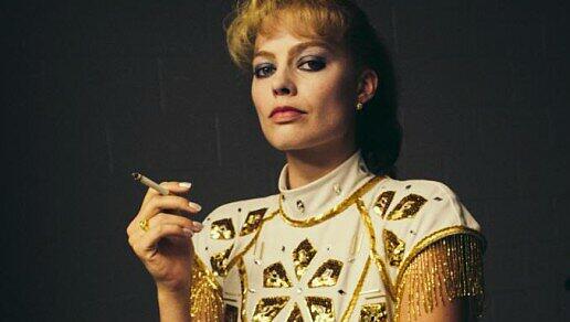 Kippe in der Hand, das Gesicht zur Faust geballt: Tonya Harding (Margot Robbie) passt nicht wirklich in die Glitzerwelt des Eiskunstlaufens.