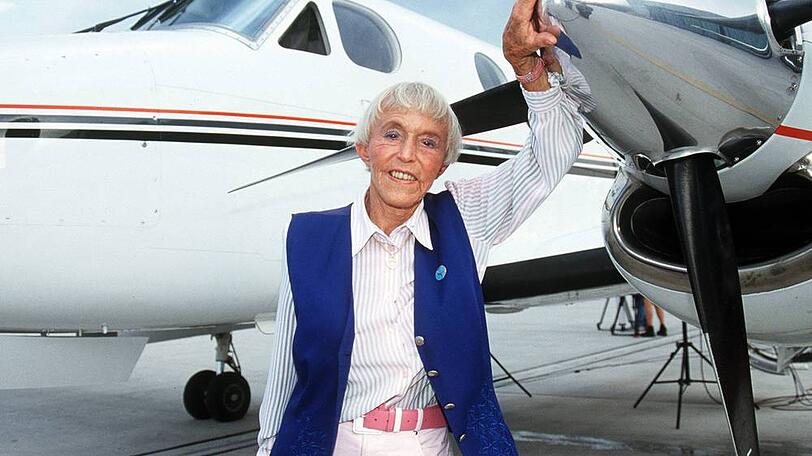 Kunstflug-Pilotin und Erotikshop-Pionierin Beate Uhse vor ihrem Privatjet (1999)