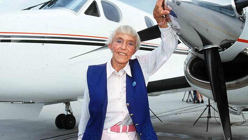 Kunstflug-Pilotin und Erotikshop-Pionierin Beate Uhse vor ihrem Privatjet (1999) Kunstflug-Pilotin und Erotikshop-Pionierin Beate Uhse vor ihrem Privatjet (1999)