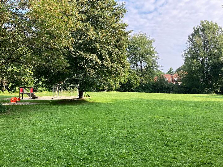 Diesen Spielplatz erreicht man von der Bernauer Straße 17 aus.