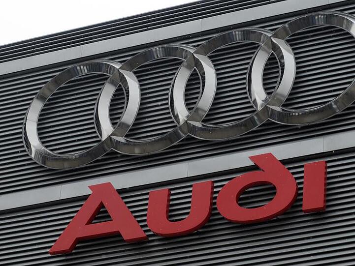 Das Logo des Autoherstellers Audi ist an einem Gebäude auf dem Werksgelände in Ingolstadt angebracht. Foto: Armin Weigel/Archiv