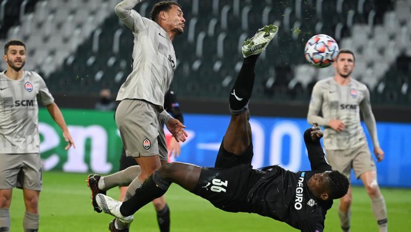 Das 3:0 markierte Breel Embolo (2.v.r) mit einem sehenswerten Fallrückzieher.