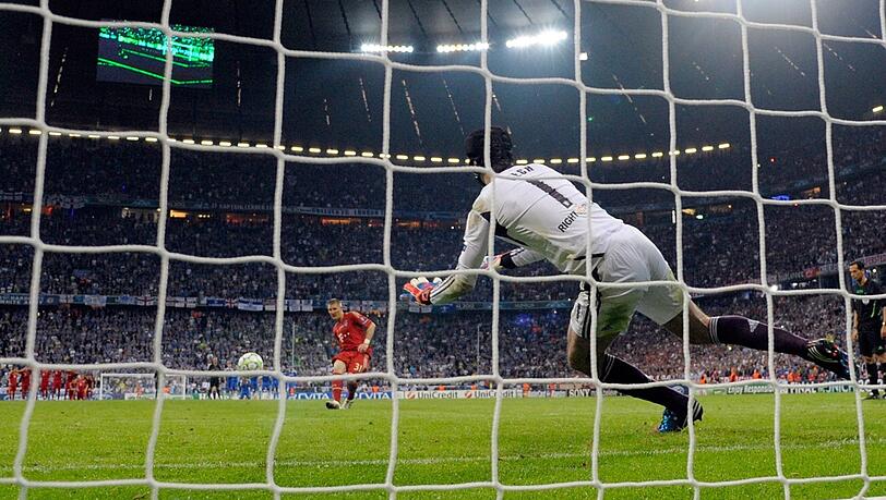 Ein Elfer für die Ewigkeit – aber leider nicht für den Trophäenschrank! Schweinsteiger setzt den Strafstoß im Finale gegen den Pfosten.