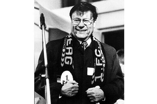 Auch als Landesbischof blieb er bekennender Club-Anhänger: Hermann von Loewenich mit FCN-Fan-Schal.