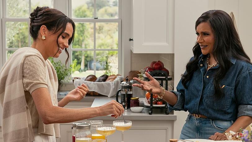 Mindy Kaling (re.) und Herzogin Meghan in "With Love, Meghan".
