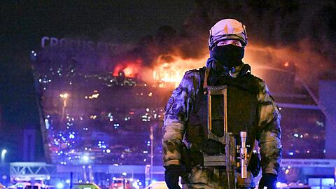 Wegen des Terroranschlags auf eine Konzerthalle in Moskau stehen vier mutmaßliche Hauptattentäter und viele Komplizen vor Gericht. (Archivbild)
