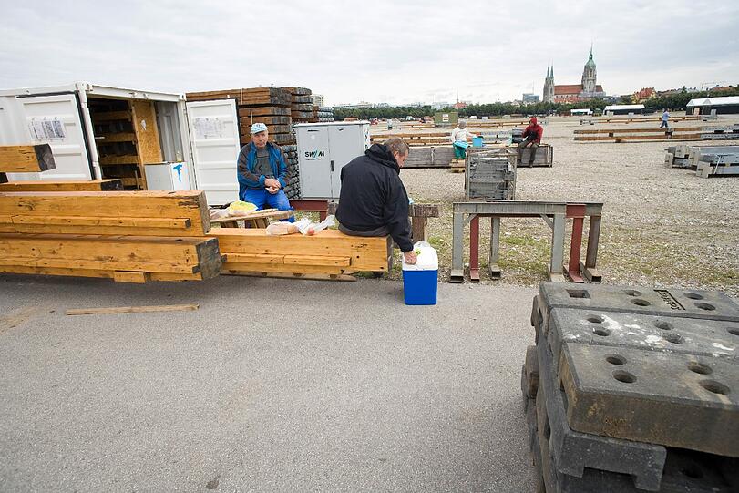 Auf der Theresienwiese haben die Bauarbeiter das Werkeln angefangen, damit in zwei Monaten wieder die größte Party der Welt steigen kann.