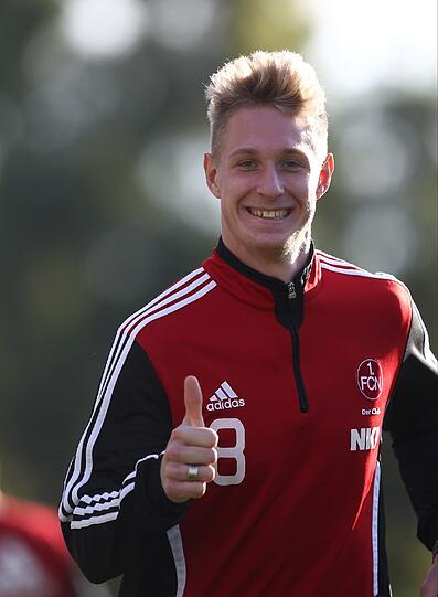 Daumen hoch: Sebastian Polter ist auf dem Trainingsplatz.