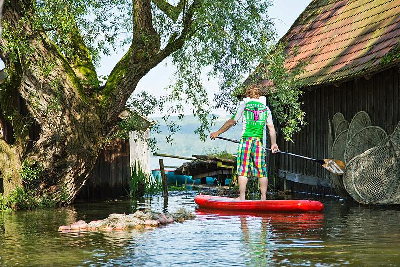 Fanatic-Teamfahrer Fabian Weber erkundet das Hochwasser in Diessen am Ammersee per Stand Up Paddeling