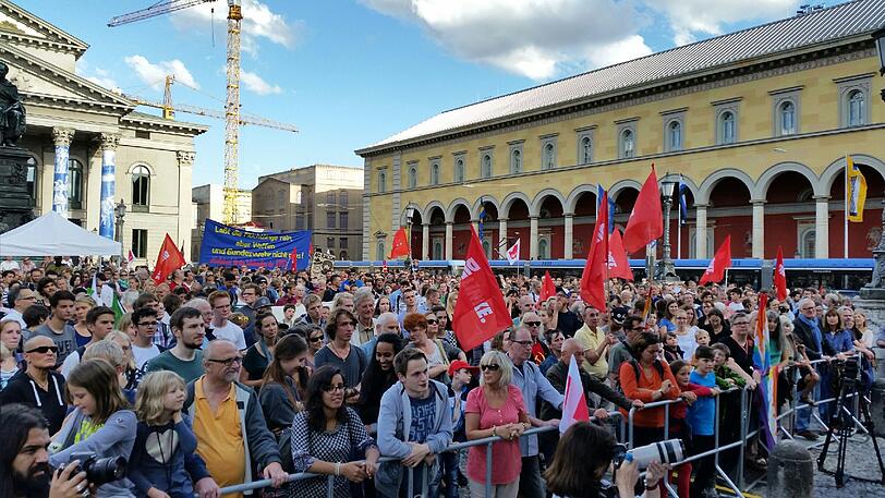 Tausende Demonstranten vor der Residenz!