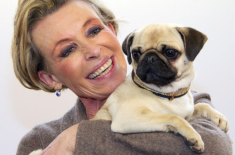 Mops-Besitzerin Geraldine Chanson freut sich mit ihrem Mops "Twiggy" über den ersten Platz ihres Hundes.