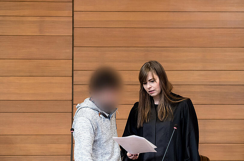 Der angeklagte Fahrdienstleiter gemeinsam mit seiner Anwältin  Ulrike Thole.
