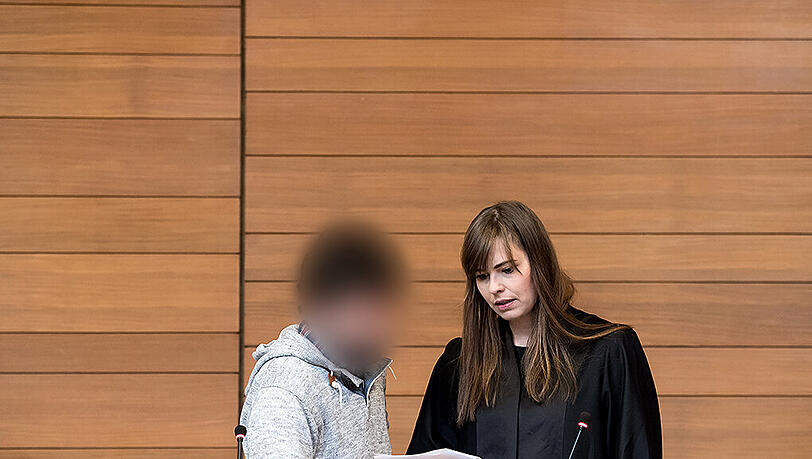 Der angeklagte Fahrdienstleiter gemeinsam mit seiner Anwältin Ulrike Thole. Der angeklagte Fahrdienstleiter gemeinsam mit seiner Anwältin Ulrike Thole.